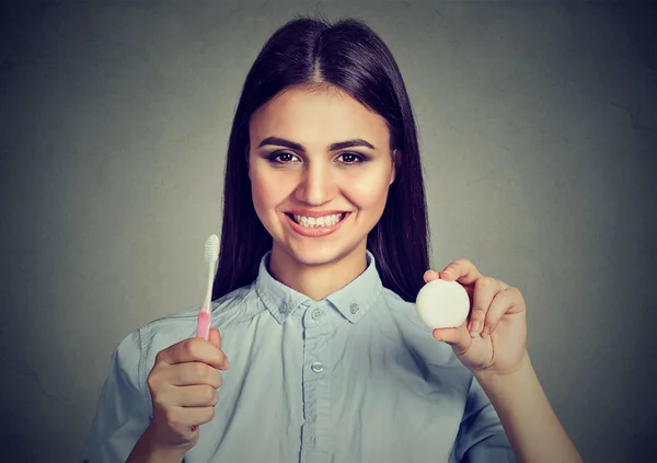 Femme heureuse avec brosse à dents et fil dentaire — Photo