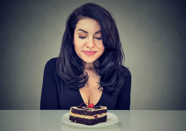 Mujer desesperada anhelando postre pastel, ansioso por comer — Foto de Stock