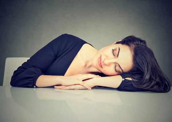 Γυναίκα κοιμάται σε ένα γραφείο — Φωτογραφία Αρχείου