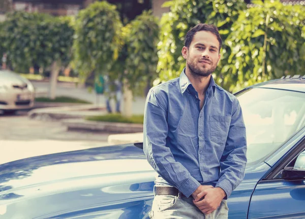 Hombre guapo de pie delante de su coche — Foto de Stock