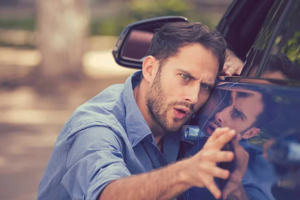 Pria berpenampilan lucu yang khawatir tentang kebersihan mobil barunya — Stok Foto