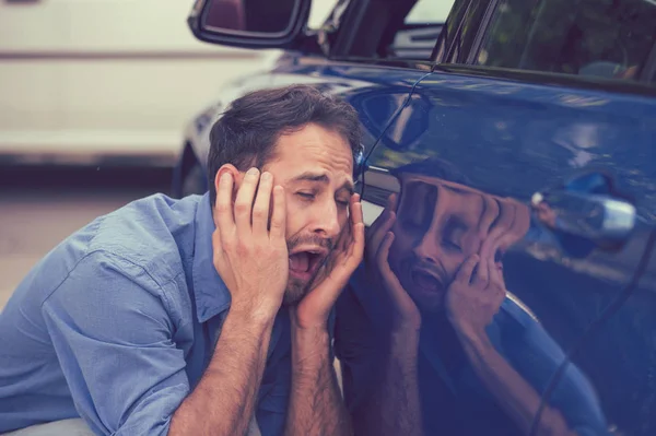 Расстроенный водитель после автомобильной аварии — стоковое фото