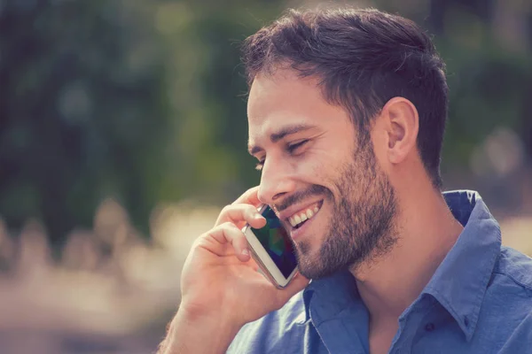 Kopfschuss eines Mannes, der im Freien mit seinem Handy telefoniert — Stockfoto