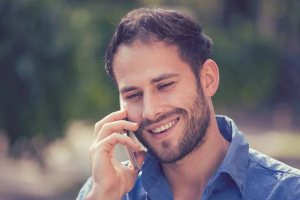 Headshot de um homem falando no telefone celular ao ar livre — Fotografia de Stock