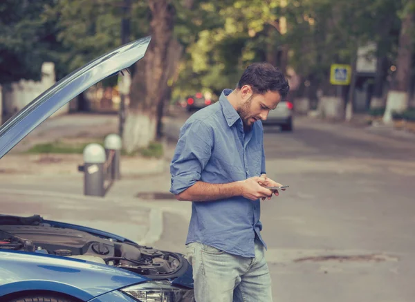 Homme bouleversé texter assistance routière après la panne — Photo