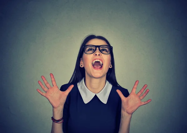 Feliz mujer súper emocionada gritando — Foto de Stock