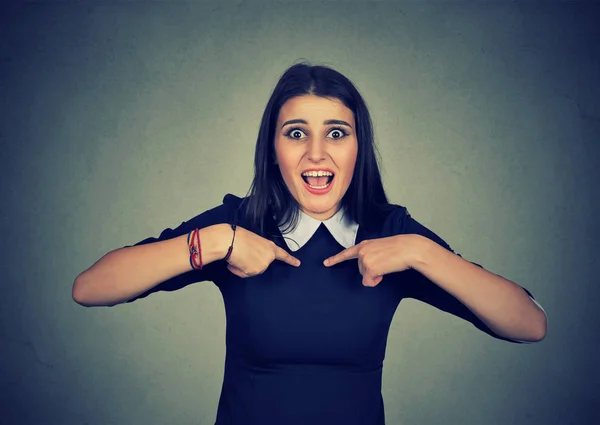 Glückliche Frau schreit und zeigt mit dem Finger auf sich selbst, ich bin es! — Stockfoto