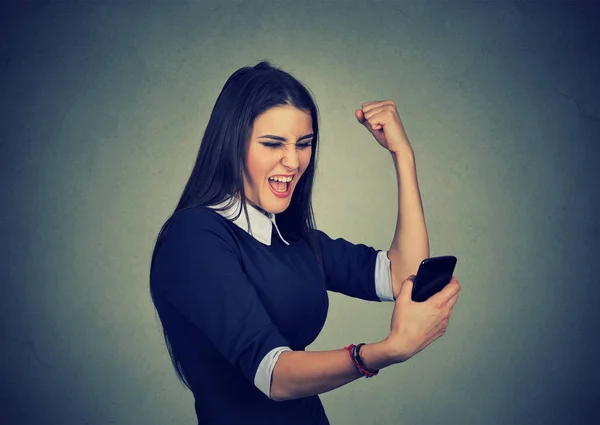 Eufórico mulher feliz assistindo seu telefone inteligente lendo boas notícias — Fotografia de Stock