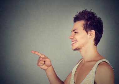 Şuraya bak! Birisi parmak ile işaret mutlu genç adam 