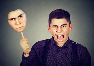 Kızgın adam maskesi huysuz yüz ifadesi ile kapalı alarak 