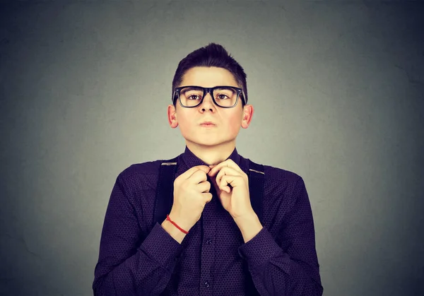 Onbevlekt man toetsen omhoog zijn shirt — Stockfoto