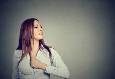 Kendine güvenen genç kadın üzerinde gri izole 