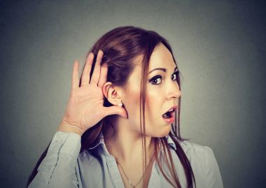 Şok kadın gizli dinleme. Söylentiler ve gossips kavramı.