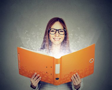 Gülümseyen kadın uçup harflerle bir kitap okuma
