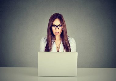 Masada bir dizüstü online oturuşta medya içerik izlerken kadın 