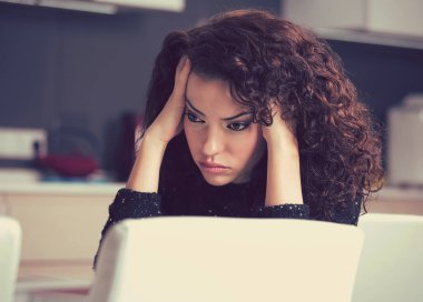 Modern mutfak oturan üzgün genç ev hanımı vurguladı