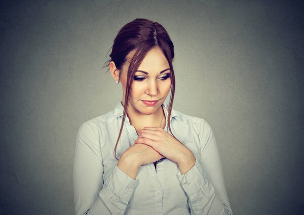 Неуверенность в себе. Застенчивая женщина чувствует себя неловко
 