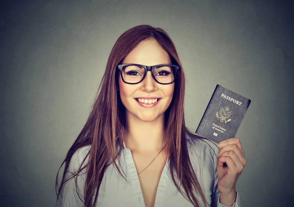 Portret jonge gelukkige vrouw met Usa paspoort — Stockfoto