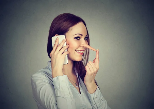 Счастливая молодая женщина с длинным носом разговаривает по мобильному телефону — стоковое фото