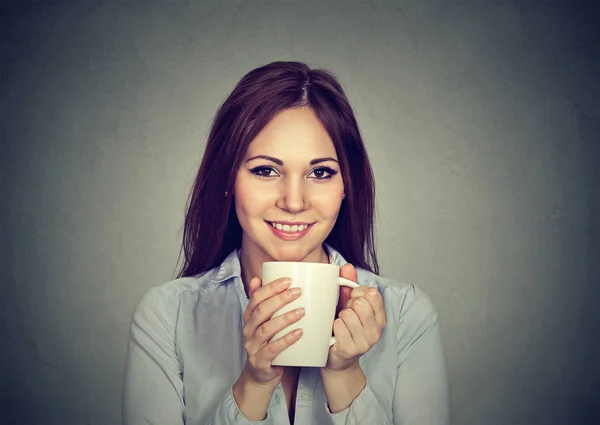 Jolie jeune femme buvant du café — Photo