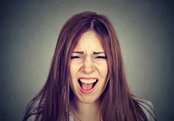 Headshot di una donna arrabbiata infastidita urlando . — Foto Stock