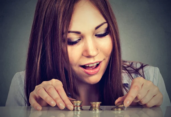 Jovem mulher contando dinheiro empilhando moedas — Fotografia de Stock