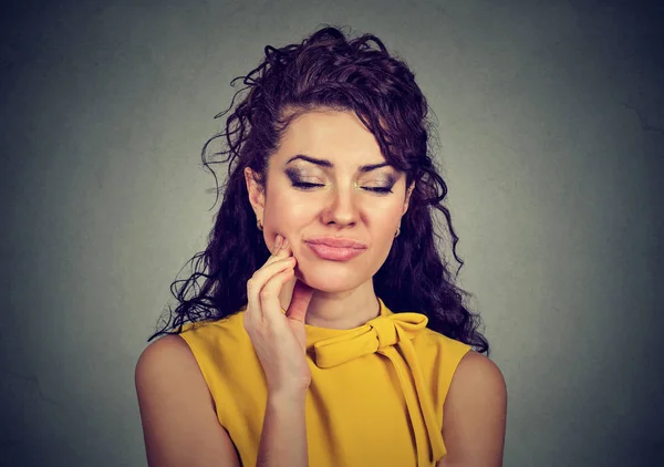 Mulher com dor de dente sensível problema coroa prestes a chorar de dor — Fotografia de Stock