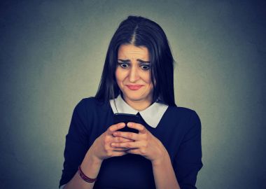 Endişeli rahatsız kadın onun cep telefonu kötü mesaj görmek arıyor 