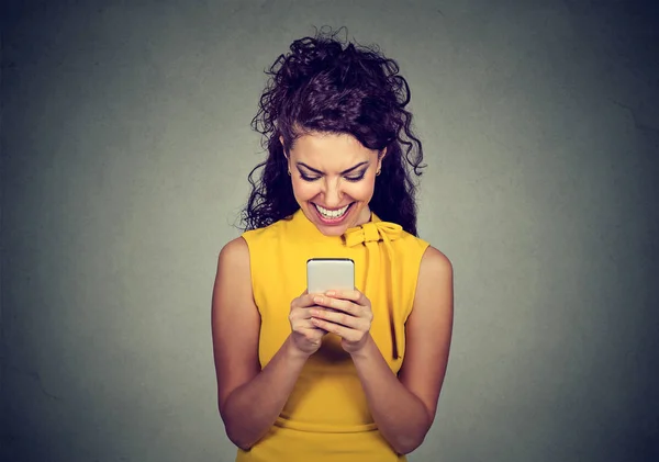 Mujer escribiendo mensaje de texto en el teléfono inteligente tener una conversación agradable —  Fotos de Stock