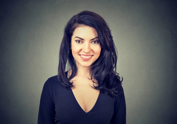 Retrato de uma jovem sorridente — Fotografia de Stock