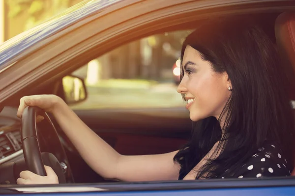 若い女性が車を運転して — ストック写真