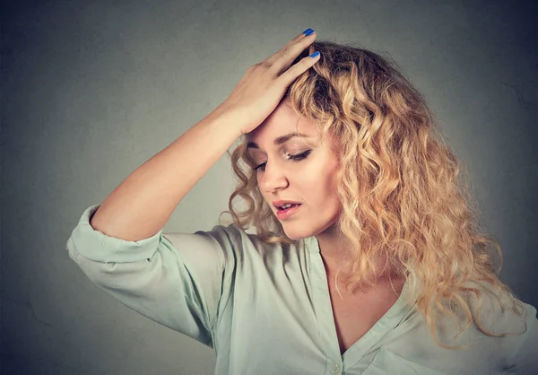 Mujer triste con expresión de cara estresada preocupada mirando hacia abajo — Foto de Stock