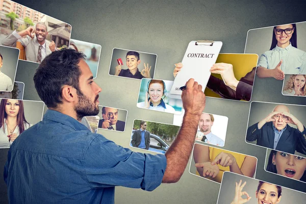 Das Firmenleben multikultureller Menschen. Geschäftsmann unterschreibt Arbeitsvertrag — Stockfoto