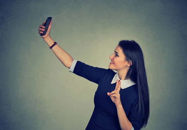 Hora da selfie. Mulher alegre tirando foto de si mesma com telefone inteligente — Fotografia de Stock