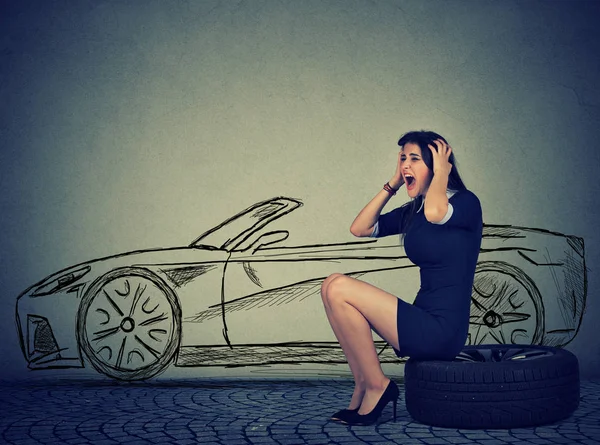 Frustrata donna con auto scomposte pneumatico piatto — Foto Stock