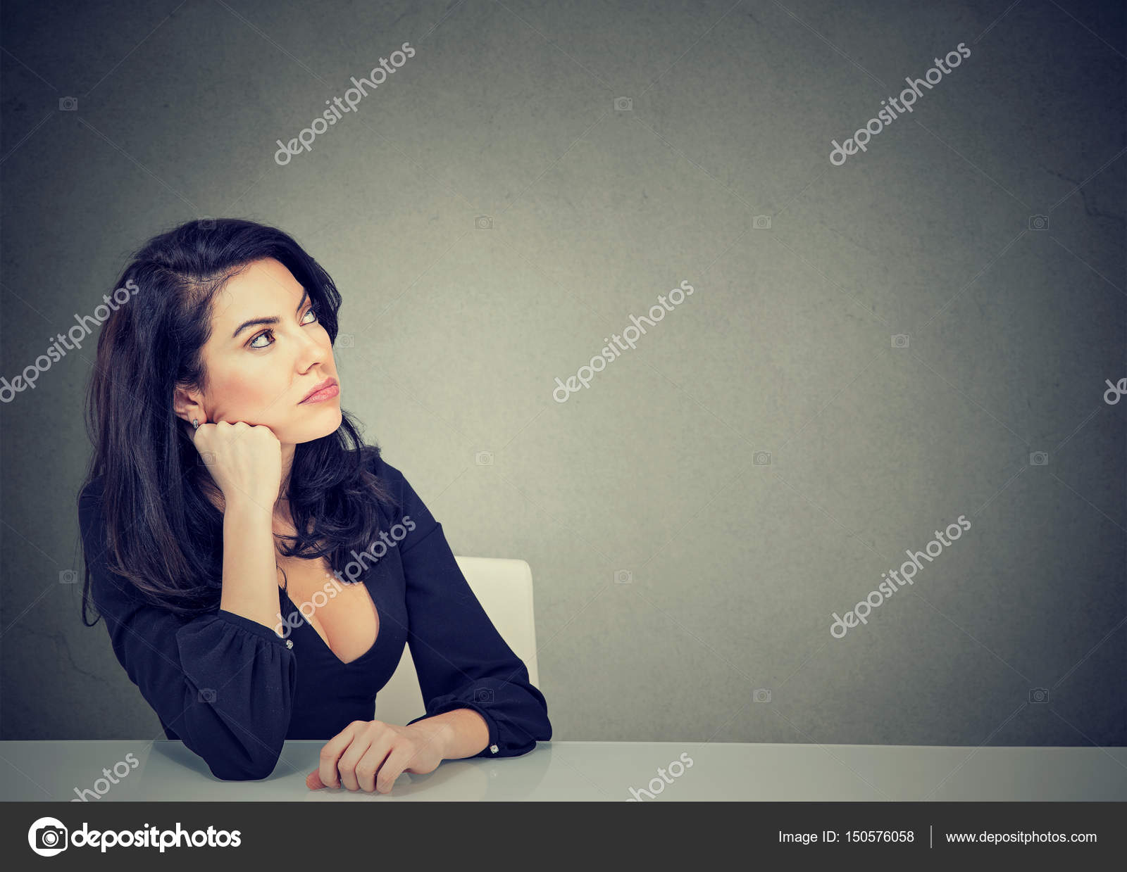 женщина сидит думает. человек сидит и думает. женщина сидит. девушки задумались сидя. задумчивая женщина.