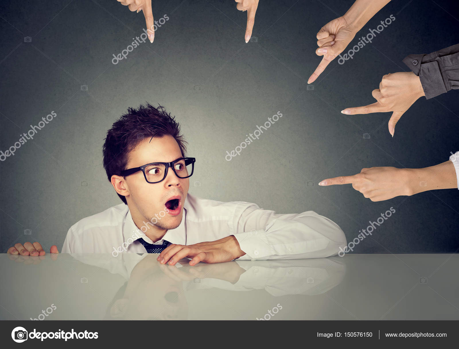 그 손가락을 가리킨 사람에 의해 비난 되 고 테이블 밑에 숨어있는 남자 직원을 무서 워 — 스톡 사진 © SIphotography  #150576150, image size:1600x1218