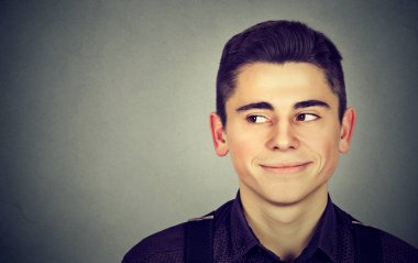 Sola bakan adam bir şey seviyor