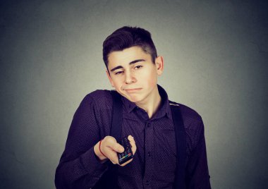 Uzaktan kumanda tv izlerken sıkıldım adam 