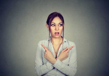 Karışık kadın iki farklı yönlere değil emin nereye gidecegini işaret