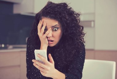 Şok endişeli kadın kötü haber iletisi görüyor telefon arıyor 