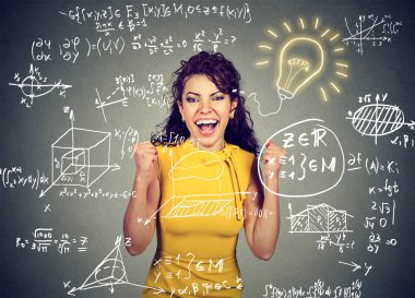 fikir ampul ve yazı tahtası üzerinde bilim ve matematik formülleri içeren heyecanlı öğrenci