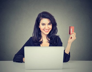 Internet alışveriş ve ödeme. Kadın gösteren kredi kartı dizüstü bilgisayar kullanan
