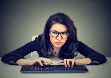 Çılgın görünümlü nerdy kadın tipik bir intikam komplo klavye 