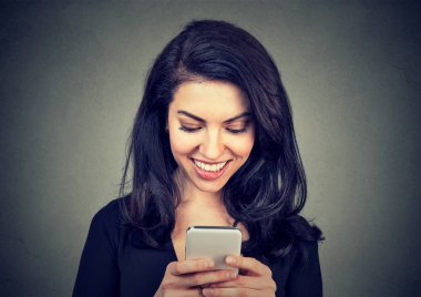 Kadın kısa hoş grafik muhabbet akıllı telefon mesaj gülüyor 