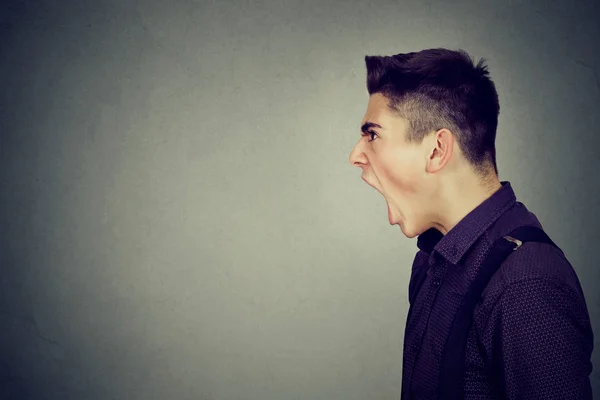 Portrait de profil latéral de jeune homme en colère criant — Photo