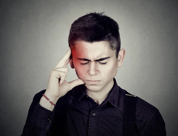 Mann mit Kopfschmerzen bei Berührung mit roter Handschlaufe — Stockfoto