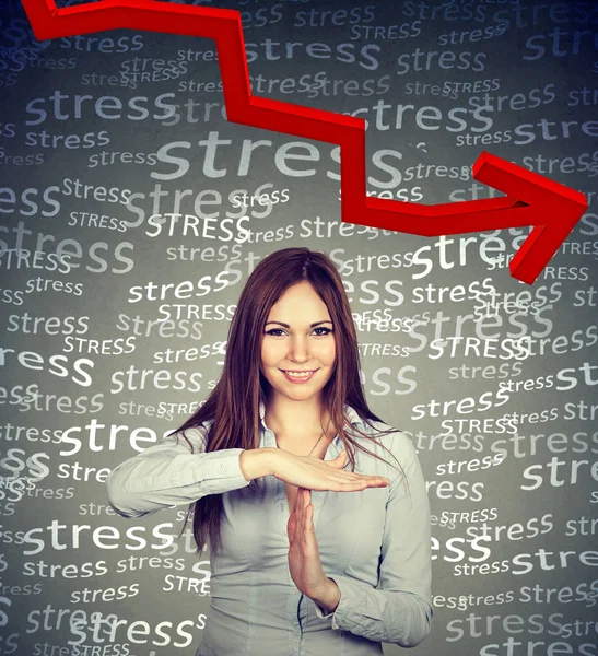 Leende kvinna visar tid till gest på stress grå bakgrund — Stockfoto