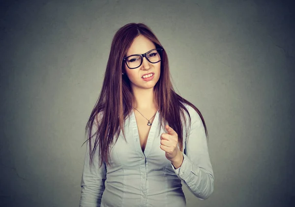 Mujer molesta molesta apuntando con el dedo a la cámara — Foto de Stock