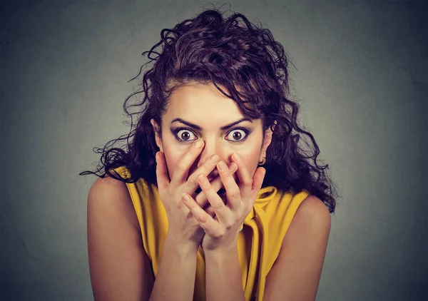 Mujer asustada sorprendida con las manos sobre la boca — Foto de Stock